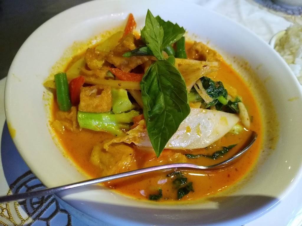 Spice Thai Cafe | restaurant | 246 Queens Quay W, Toronto, ON M5J 1B5, Canada | 4165980600 OR +1 416-598-0600