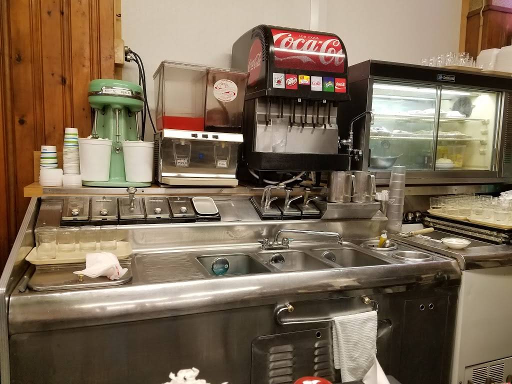 Town Hall Restaurant | restaurant | 4315 Division Hwy, East Earl, PA 17519, USA | 7173544056 OR +1 717-354-4056