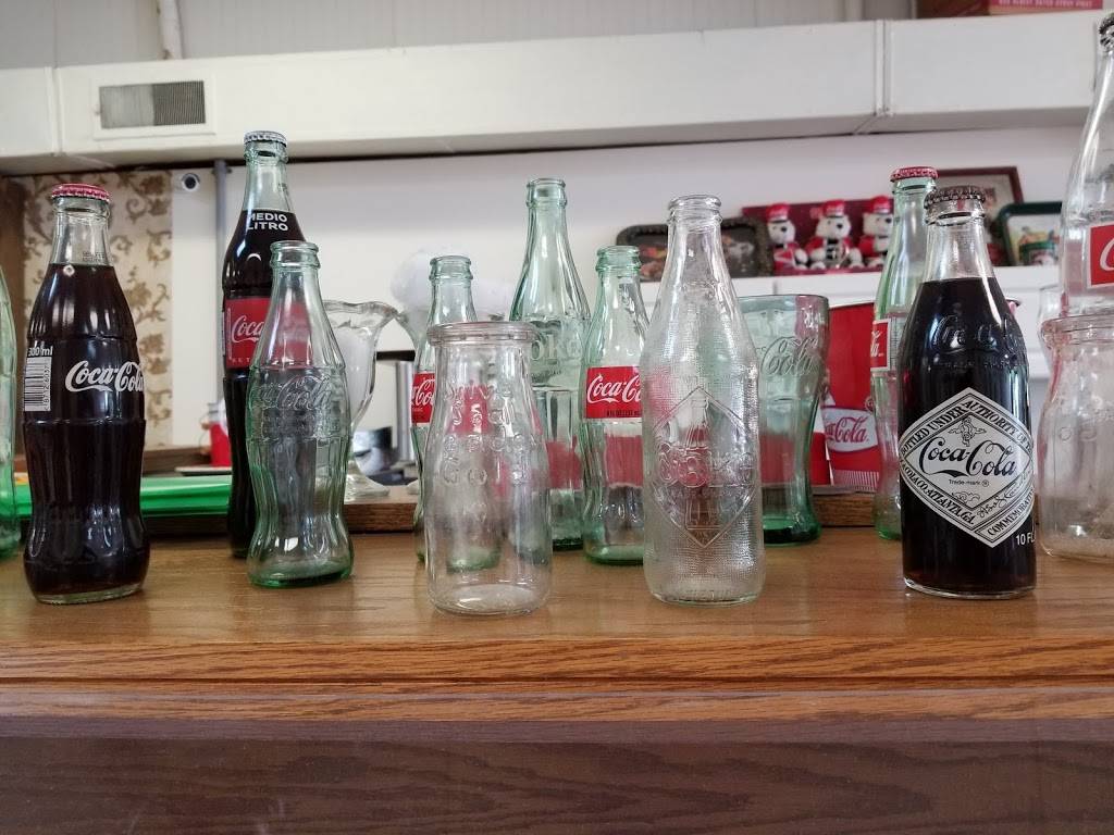 Docs Soda Fountain | restaurant | 133 S 2nd St, Girard, IL 62640, USA | 2176273491 OR +1 217-627-3491