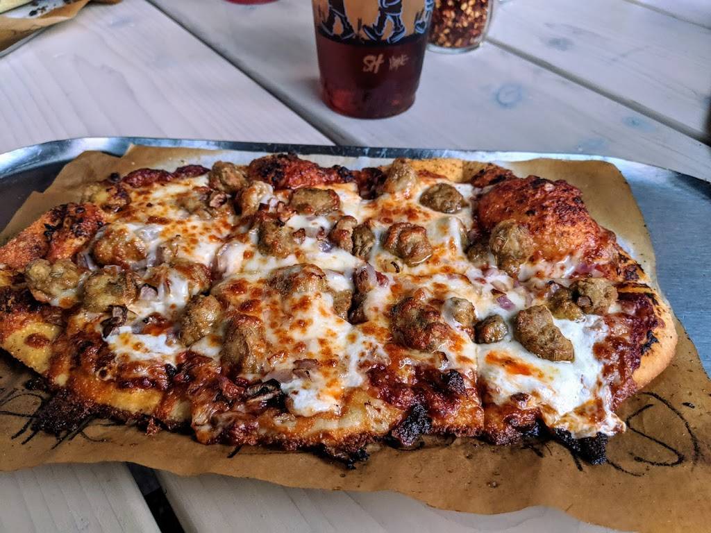 Slim & Huskys Pizza Beeria | restaurant | 1016 Howell Mill Rd, Atlanta, GA 30318, USA | 4044583327 OR +1 404-458-3327