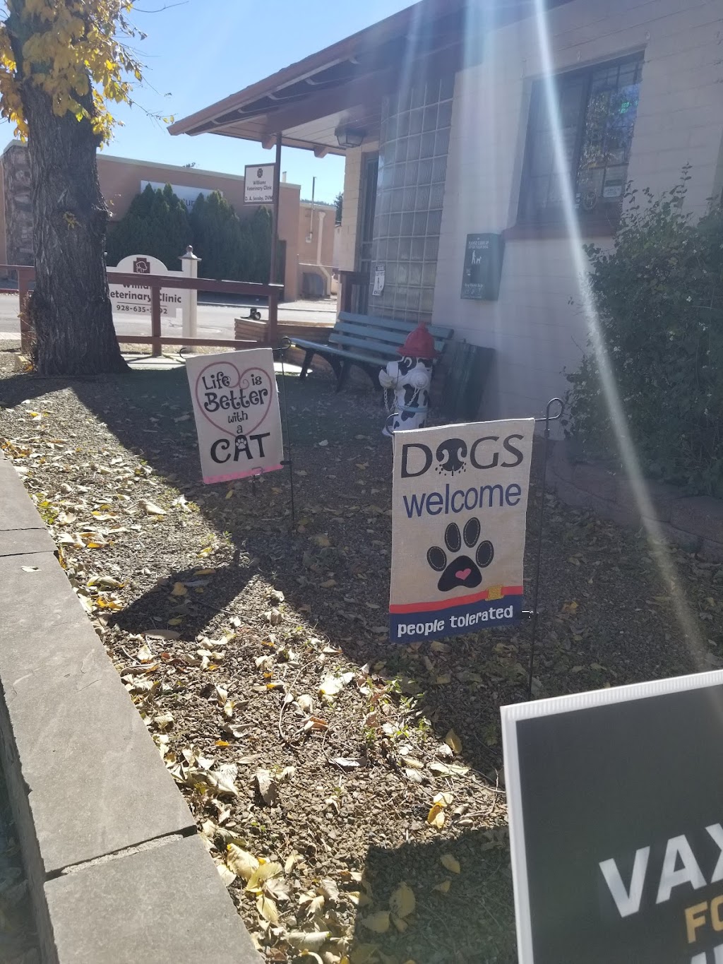 The Little Chicken Spot | restaurant | 106 S 3rd St, Williams, AZ 86046, USA | 9284323044 OR +1 928-432-3044