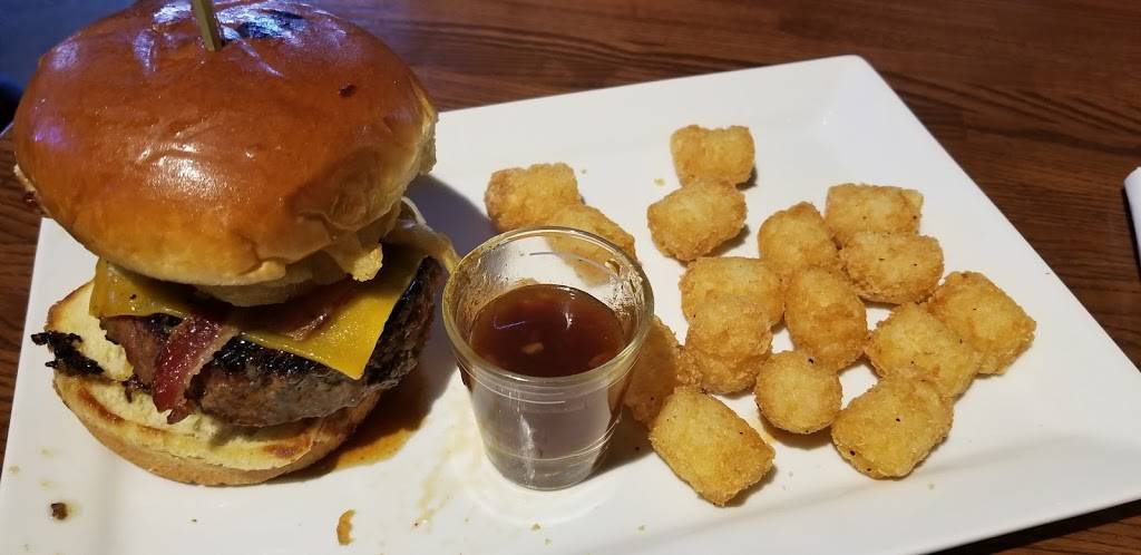 Bar Louie | night club | 15001 Potomac Town Pl #100, Woodbridge, VA 22191, USA | 5712988610 OR +1 571-298-8610