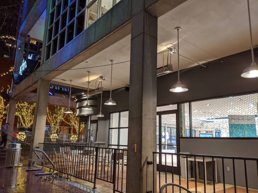 Red Robin Gourmet Burgers and Brews | restaurant | 408 Bellevue Square, Bellevue, WA 98004, USA | 4254539522 OR +1 425-453-9522