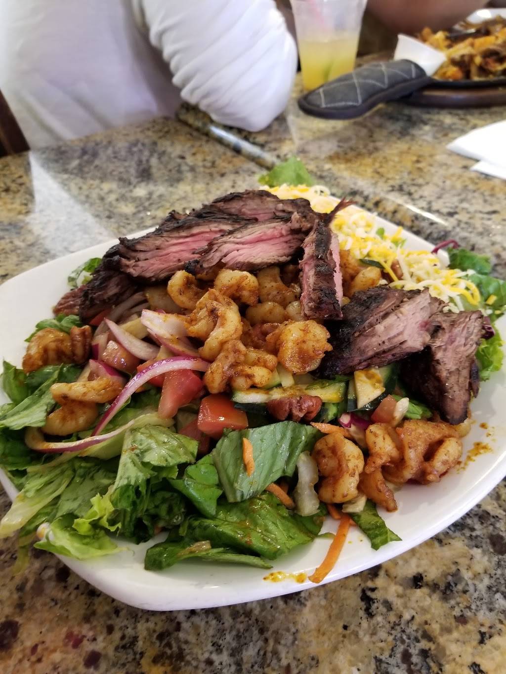 Hurricanes Bar & Grill | restaurant | 200 Main St #201, Huntington Beach, CA 92648, USA | 7143740500 OR +1 714-374-0500