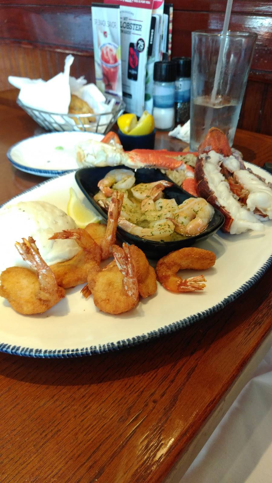 Red Lobster | restaurant | 6440 Redwood Dr, Rohnert Park, CA 94928, USA | 7075863640 OR +1 707-586-3640