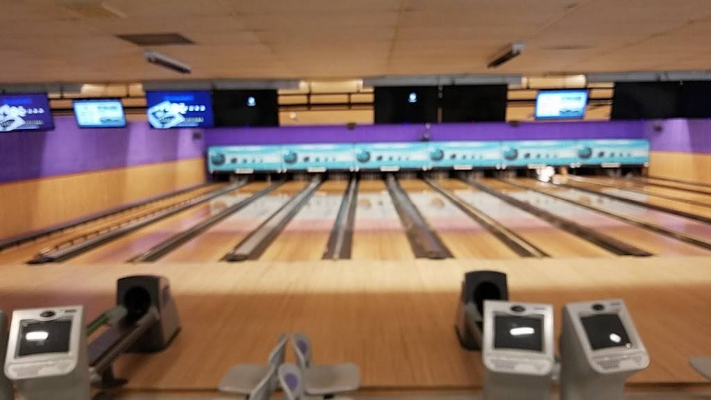 Dodger Bowl Lanes, Lounge, Banquet & Catering, Bowling Pro Shop | night club | 318 King St, Dodgeville, WI 53533, USA | 6089352595 OR +1 608-935-2595