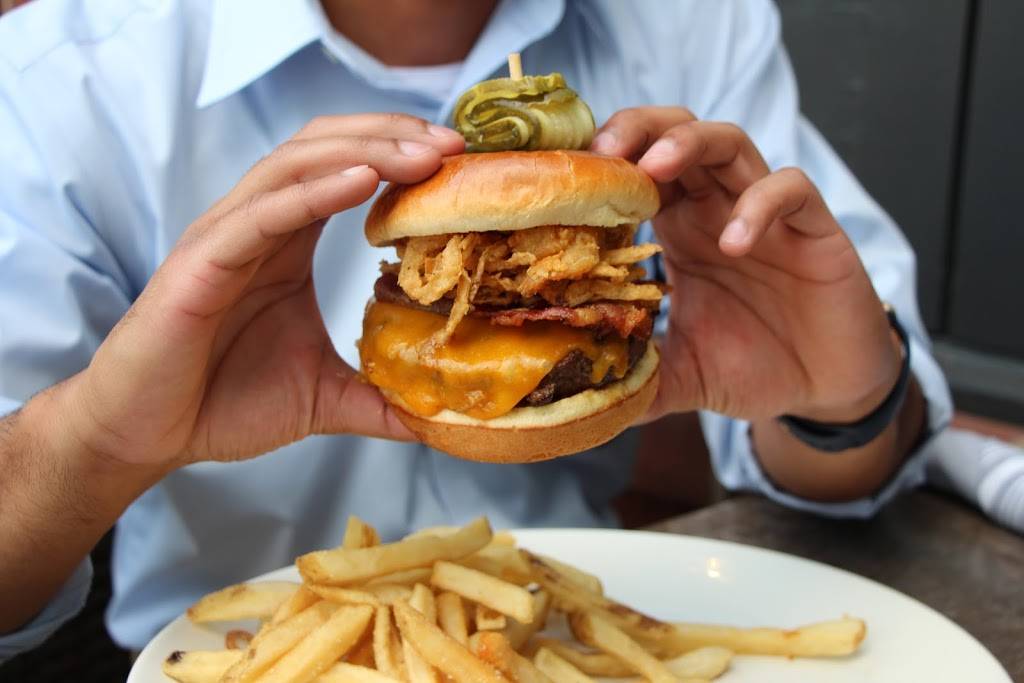 Houlihans | restaurant | 1085 N Mason Rd, Creve Coeur, MO 63141, USA | 3144691167 OR +1 314-469-1167