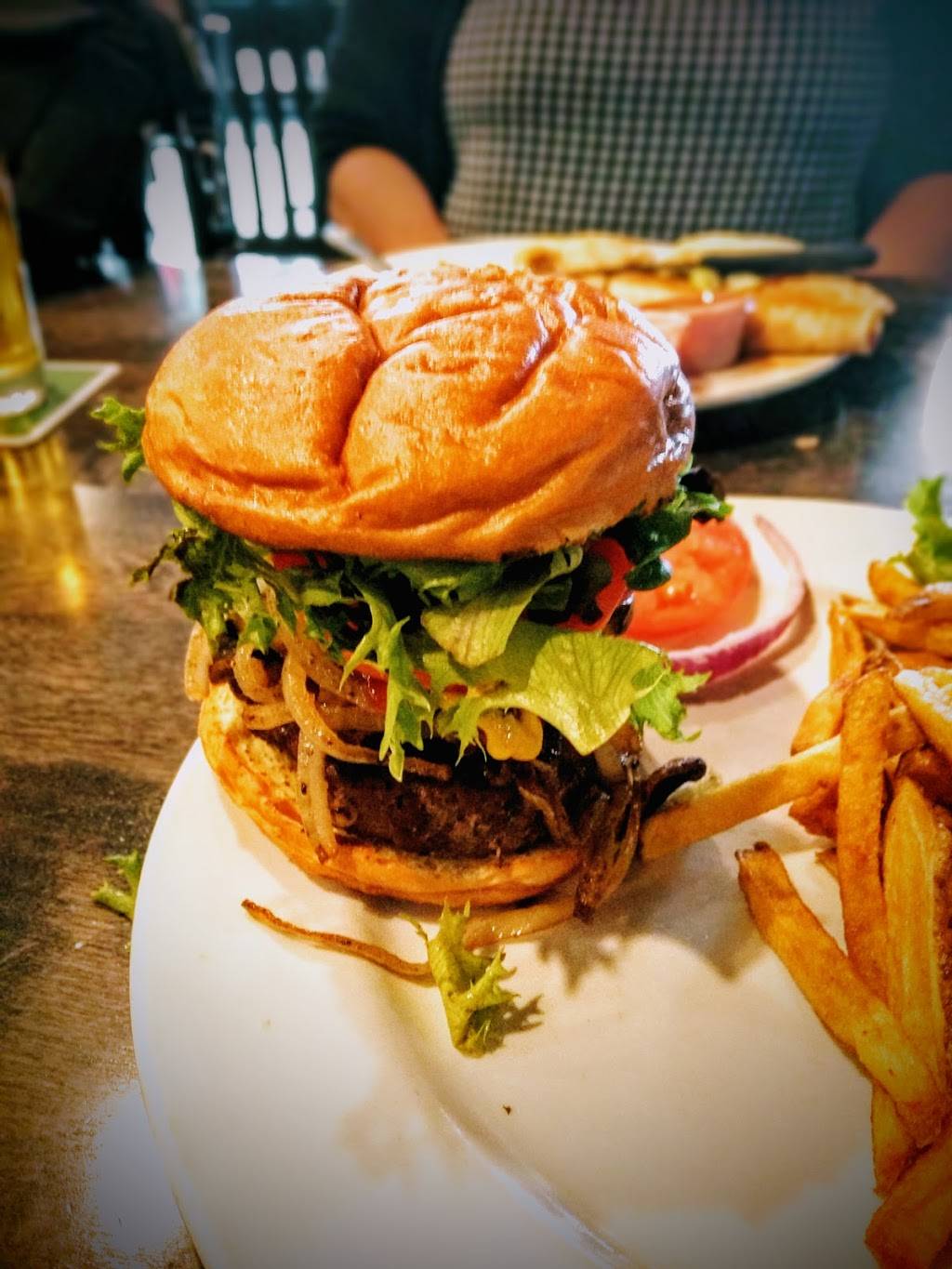 Southside Johnnys Bar and Grill | restaurant | 3653 Lake Shore Blvd W, Etobicoke, ON M8W 1P6, Canada | 4165216302 OR +1 416-521-6302