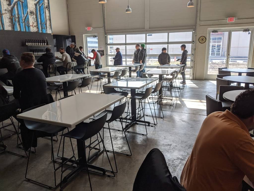 Une Année | Hubbards Cave Brewery Kitchen | restaurant | 6343 W Gross Point Rd, Niles, IL 60714, USA | 8476350655 OR +1 847-635-0655