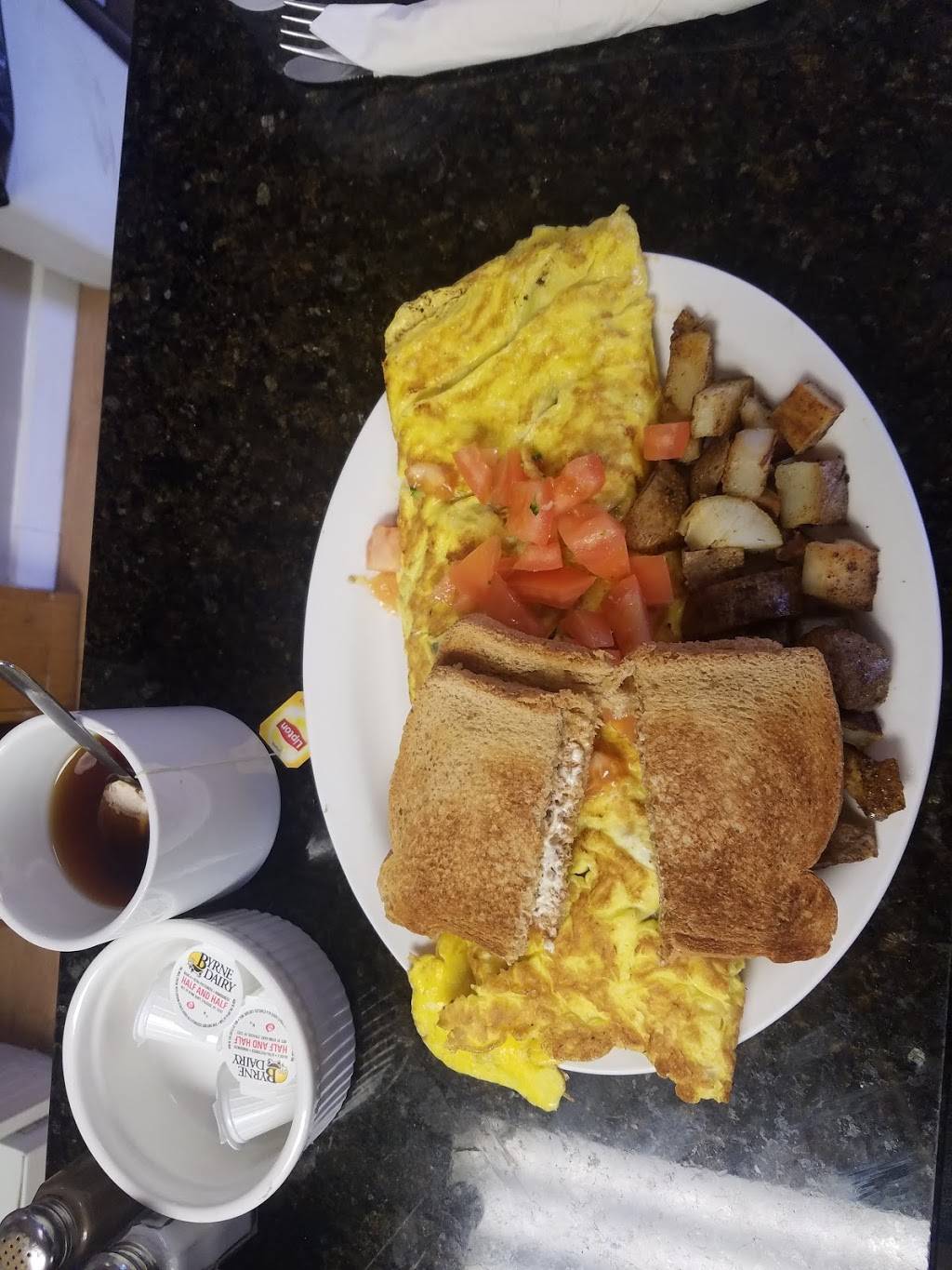 Statz Restaurant and Lounge | restaurant | 341 N Main St, North Brookfield, MA 01535, USA | 5088677204 OR +1 508-867-7204