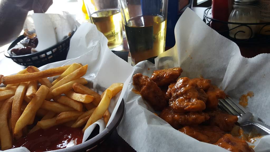 Blue Water Sports Bar & Grill | restaurant | 8 N Ridge Rd, Port Sanilac, MI 48469, USA | 8106220176 OR +1 810-622-0176