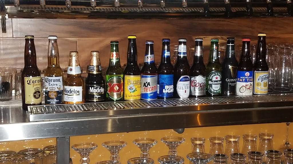 Delucia Bar | restaurant | 14123 Garfield Ave Gastropub, Paramount, CA 90723, USA | 5627887689 OR +1 562-788-7689