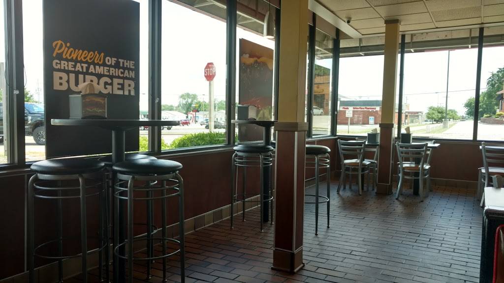 Hardees | restaurant | 700 E Poplar St, Harrisburg, IL 62946, USA | 6182526990 OR +1 618-252-6990