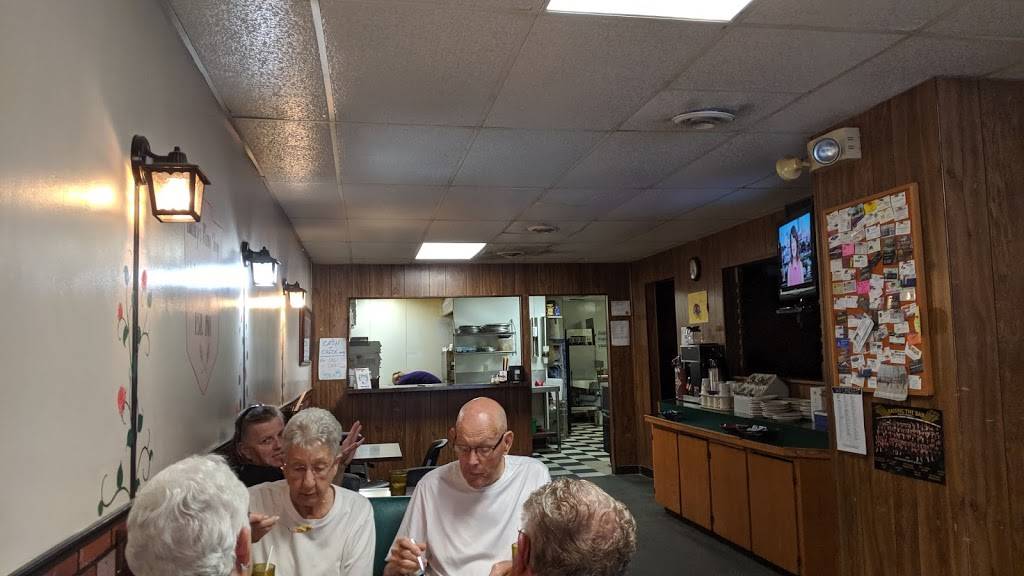 Baileys Pizza & Brstd Chicken | restaurant | 121 W Main St, State Center, IA 50247, USA | 6414832920 OR +1 641-483-2920