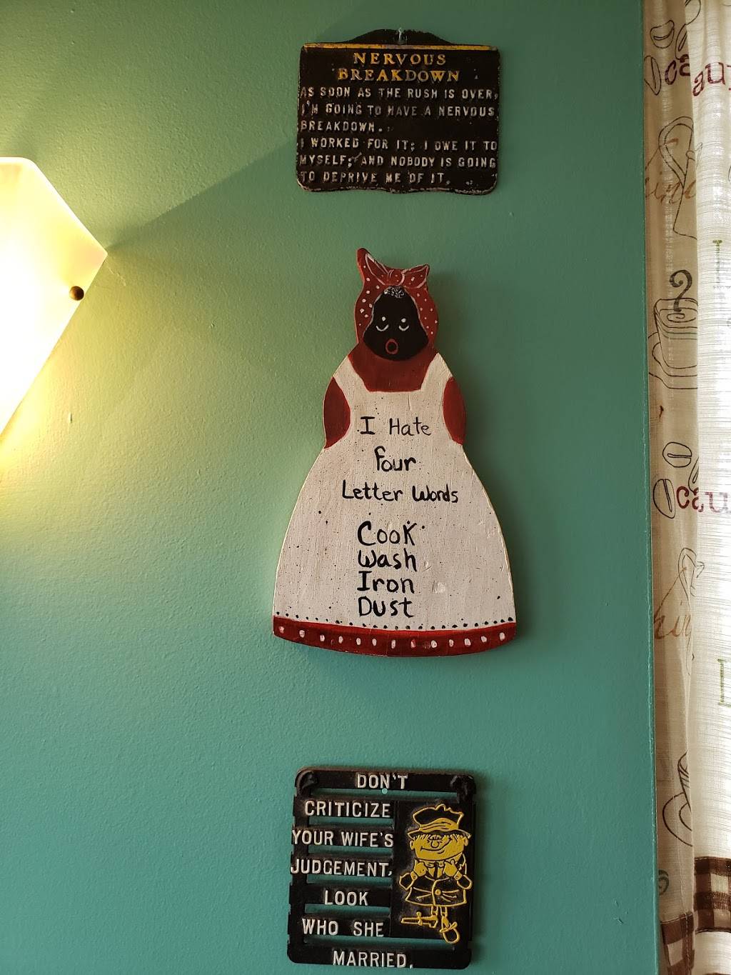 Cross Roads cafe | restaurant | 1795 US-231, Bloomfield, IN 47424, USA | 8123844222 OR +1 812-384-4222