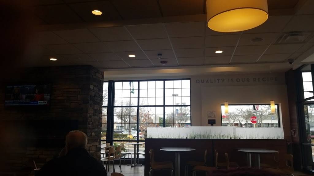 Wendys | restaurant | 37 Wicks Rd, Brentwood, NY 11717, USA | 6312313649 OR +1 631-231-3649