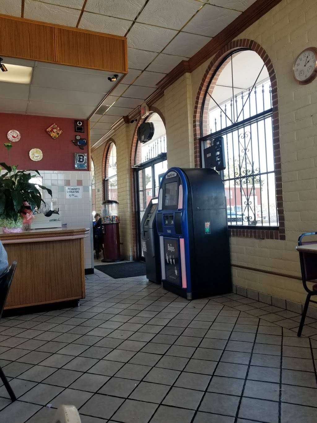 Hamburger House | restaurant | 676 N Carolina Dr, El Paso, TX 79915, USA | 9155935750 OR +1 915-593-5750