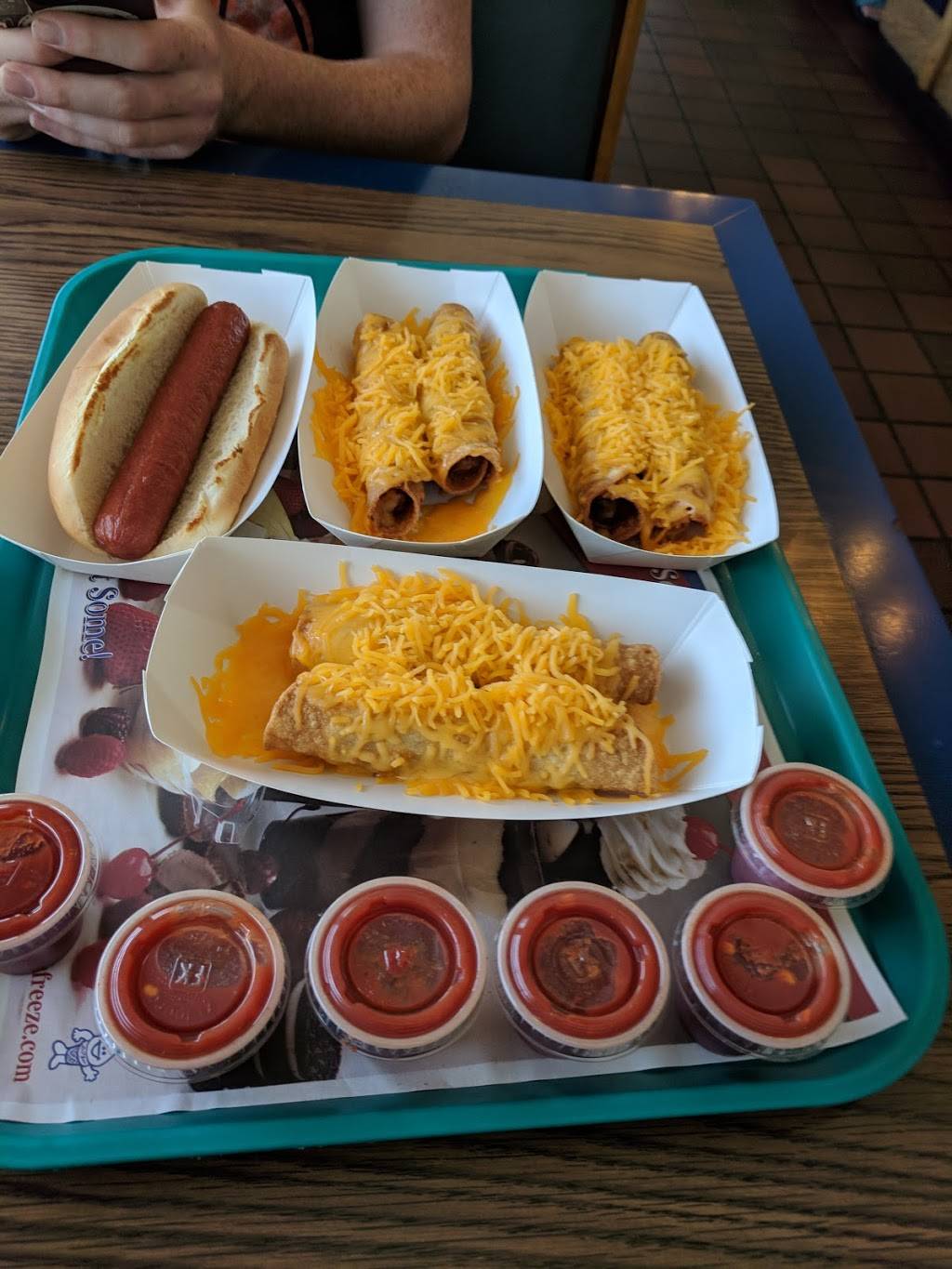 Fosters Freeze | restaurant | 907 E Harvard Drive, Santa Paula, CA 93060, USA | 8055259129 OR +1 805-525-9129