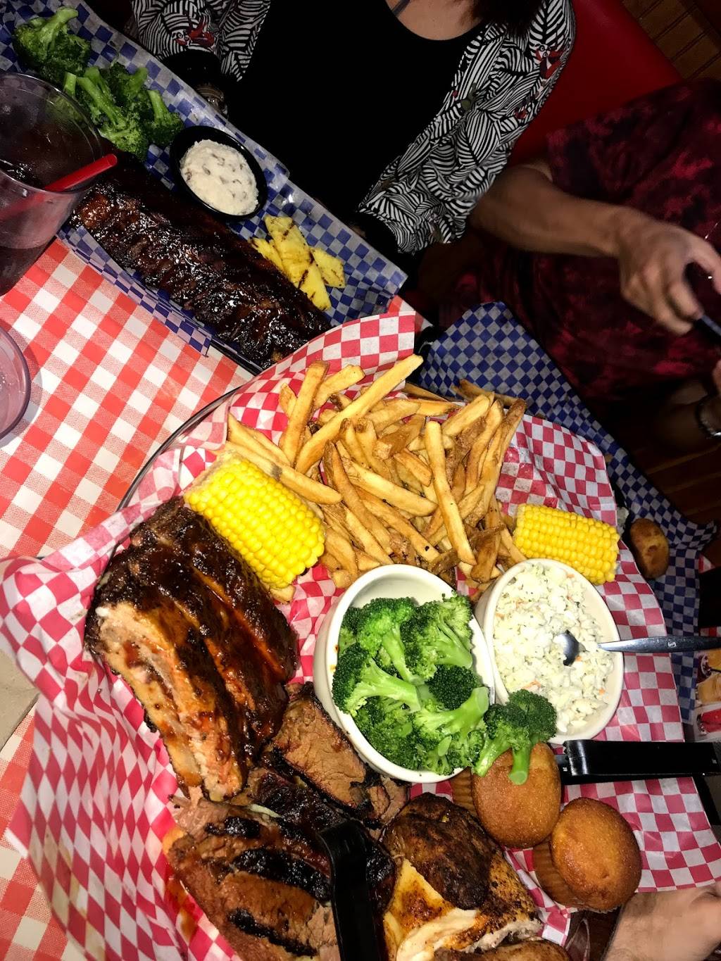 Famous Daves Bar-B-Que | restaurant | 3645 Vincennes Rd, Indianapolis, IN 46268, USA | 3178240200 OR +1 317-824-0200