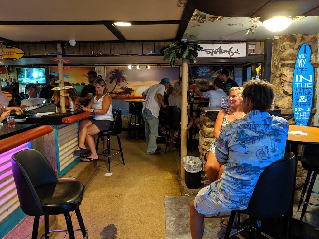 Sunset Sharkys Pub & Grub | restaurant | 12 S Shore Dr, Clear Lake, IA 50428, USA | 6413574275 OR +1 641-357-4275