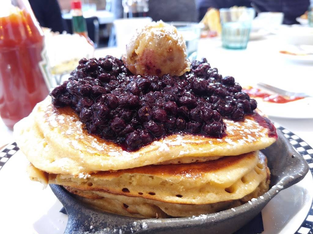 Lisbon By Night | restaurant | 802 Dundas St W, Toronto, ON M6J 1V3, Canada | 4166036522 OR +1 416-603-6522