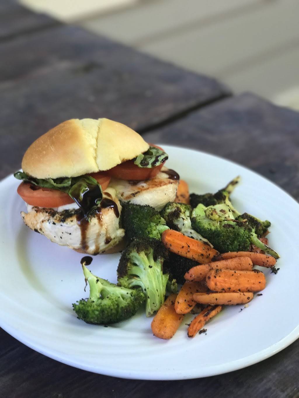 Roux Royale Bar & Bistro | restaurant | 3331 Rue Royale, St Charles, MO 63301, USA | 6369250941 OR +1 636-925-0941