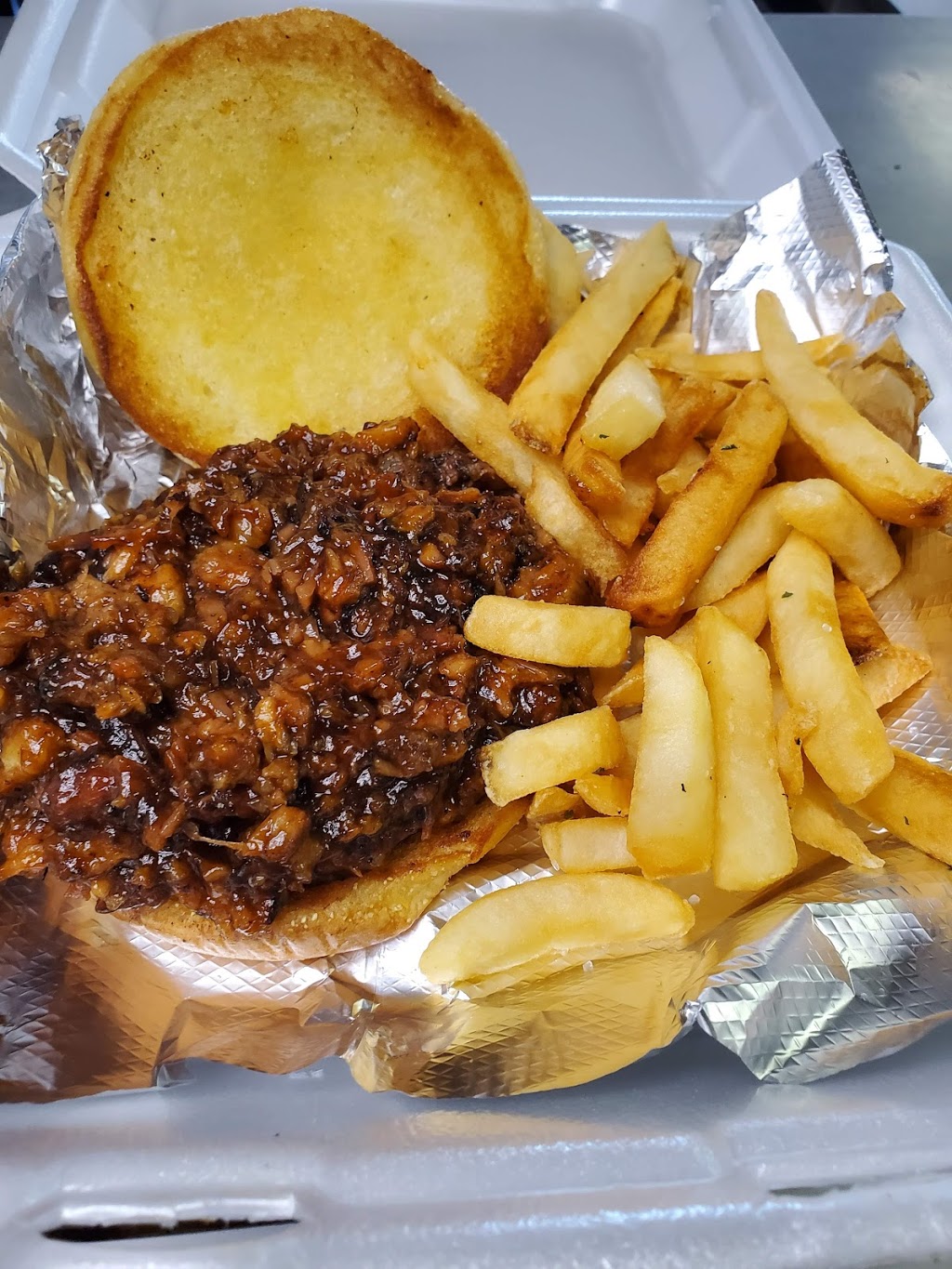 Mcneals BBQ Shack | restaurant | 1209 Arlington Ave, Davenport, IA 52803, USA | 5636393277 OR +1 563-639-3277