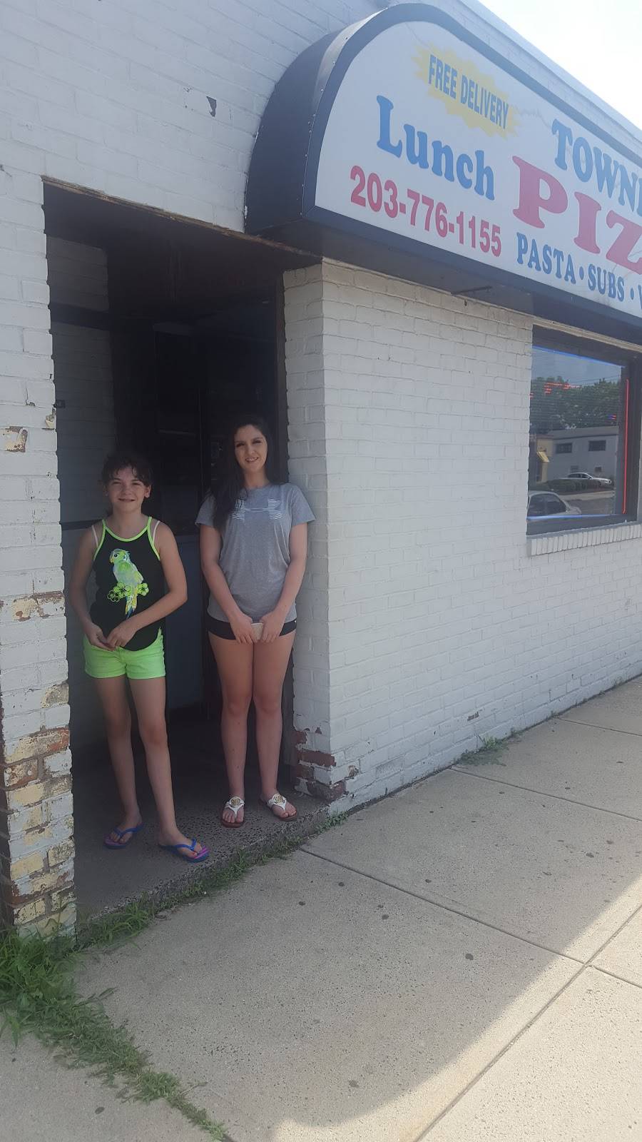 Town House Pizza | meal delivery | 246 Kimberly Ave, New Haven, CT 06519, USA | 2037761155 OR +1 203-776-1155