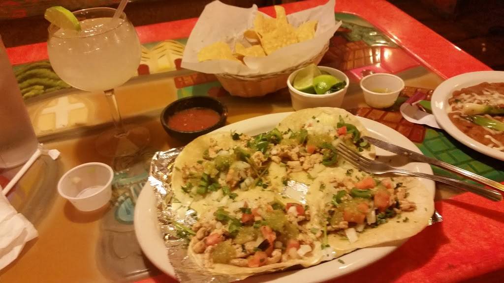 Chihuahuas Mexican Restaurant & Cantina | restaurant | 101 N Lincoln Dr, Troy, MO 63379, USA | 6364622951 OR +1 636-462-2951