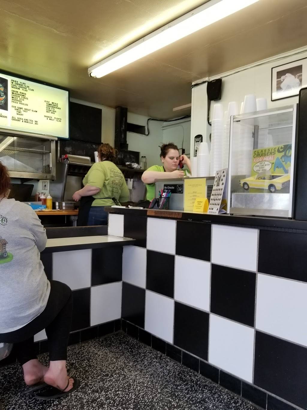 Yesterdays Drive-In | restaurant | 709 Oak St, Carmi, IL 62821, USA | 6183828741 OR +1 618-382-8741