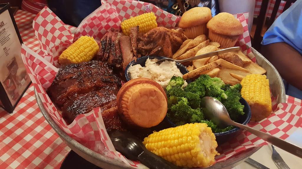 Famous Daves Bar-B-Que | restaurant | 8605 Citadel Way, Louisville, KY 40220, USA | 5024932812 OR +1 502-493-2812