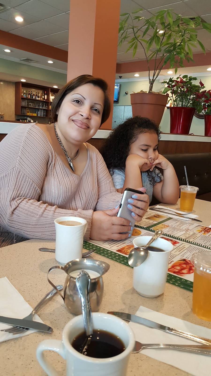 McLean Corner | restaurant | 925 McLean Ave, Yonkers, NY 10704, USA | 9142371238 OR +1 914-237-1238