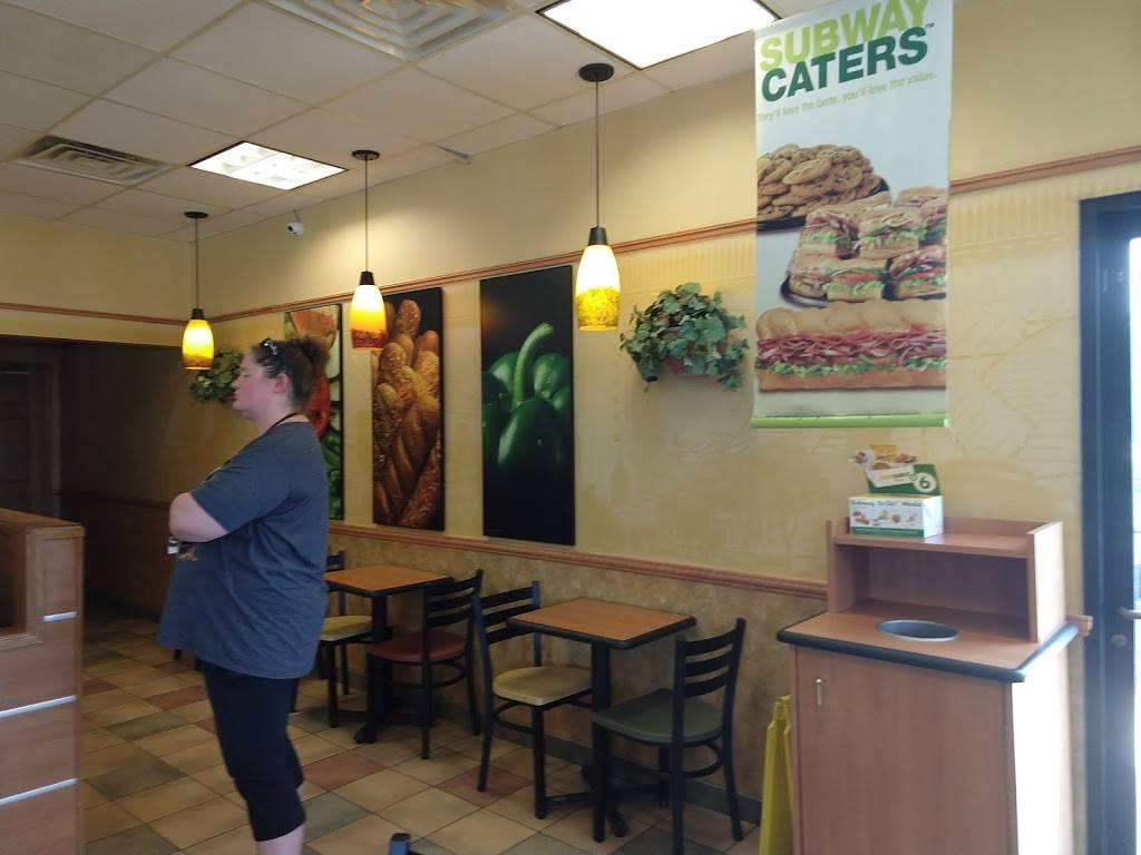 Subway | restaurant | 112 N Oak St, Williamsville, IL 62693, USA | 2175664324 OR +1 217-566-4324