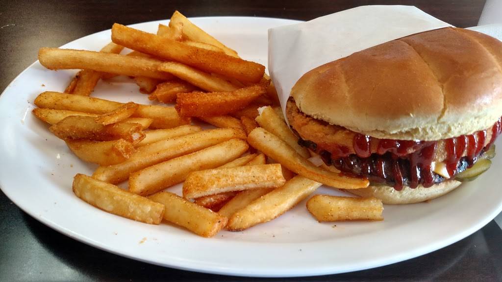 Fabulous Burgers | restaurant | 3004 Airport Dr, Bakersfield, CA 93308, USA | 6613999209 OR +1 661-399-9209