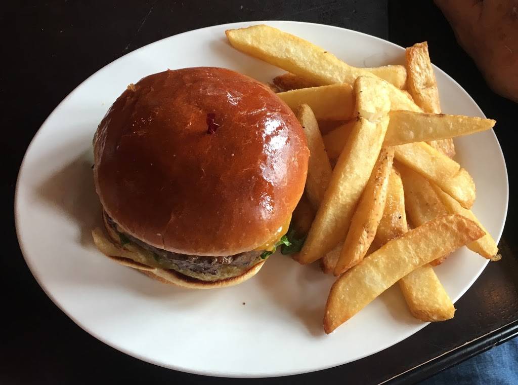 Red Lion Pub | restaurant | 1850 N Water St, Milwaukee, WI 53202, USA | 4144319009 OR +1 414-431-9009