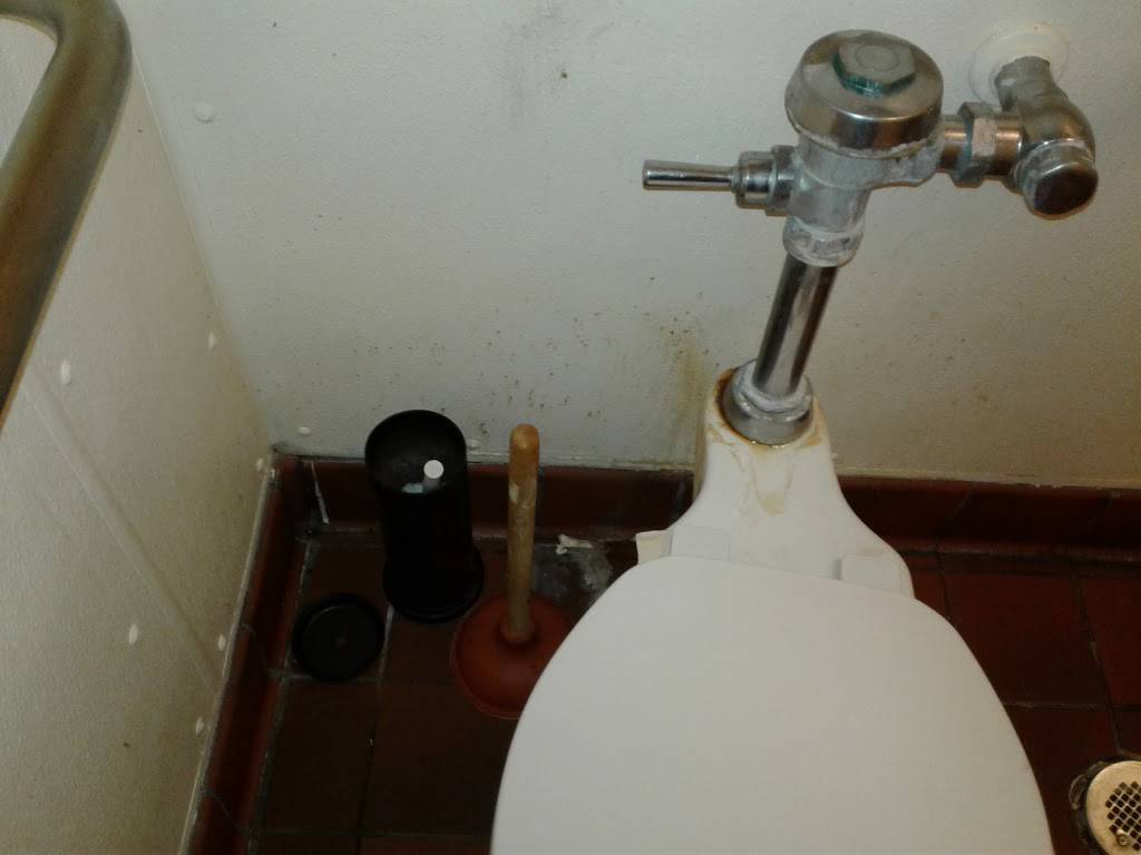 Long John Silvers | restaurant | 2117 NW Topeka Blvd, Topeka, KS 66608, USA | 7852331754 OR +1 785-233-1754