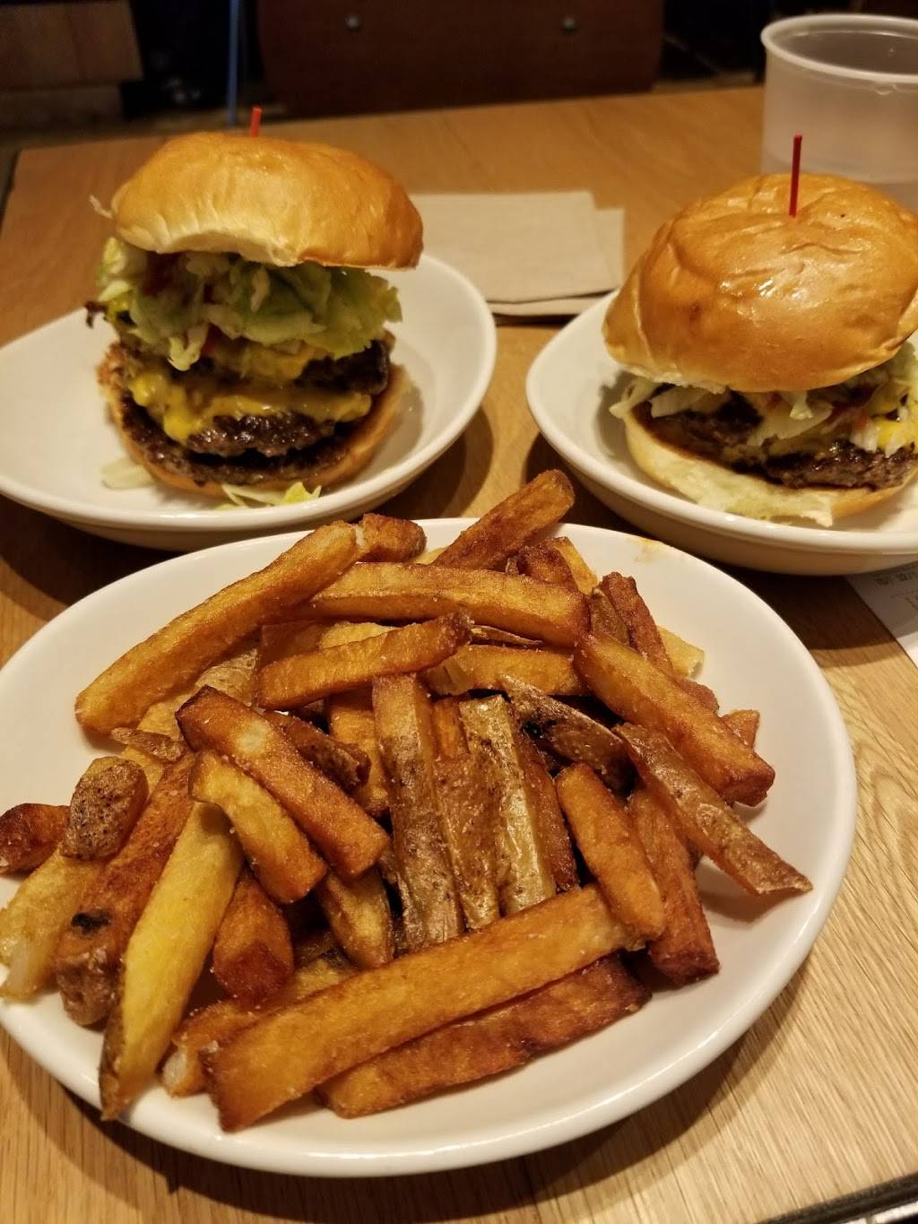 HiHo Cheeseburger | restaurant | 1320 2nd St Ste. B, Santa Monica, CA 90401, USA | 3104697250 OR +1 310-469-7250