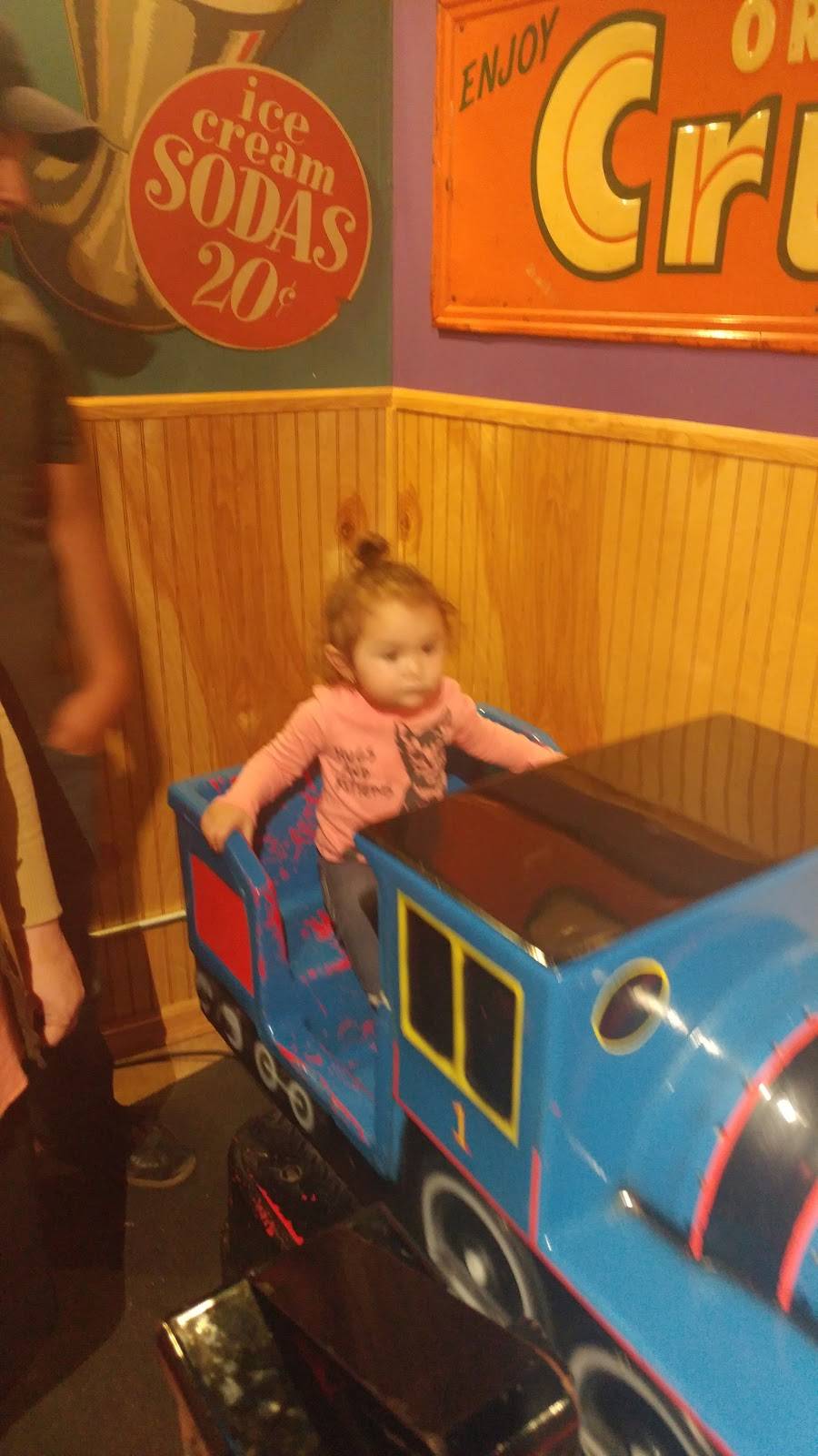 Fun House Pizza Dine in | restaurant | 405 NW Blue Pkwy, Lees Summit, MO 64063, USA | 8165252898 OR +1 816-525-2898