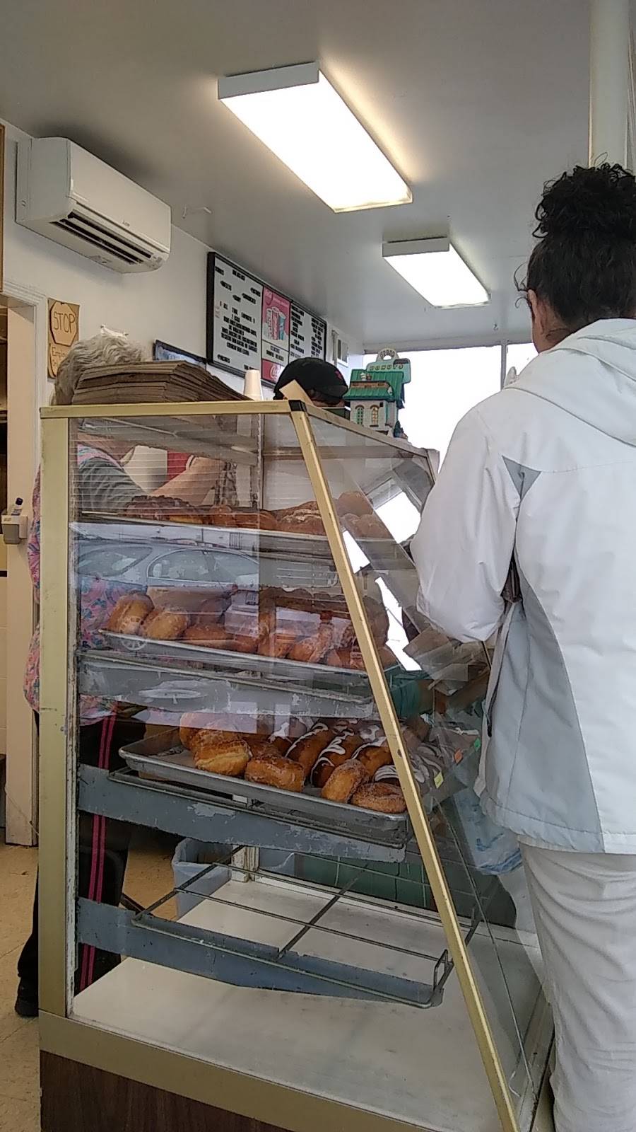 Donuts Delight | restaurant | 2710 Stuarts Draft Hwy, Stuarts Draft, VA 24477, USA | 5403372526 OR +1 540-337-2526