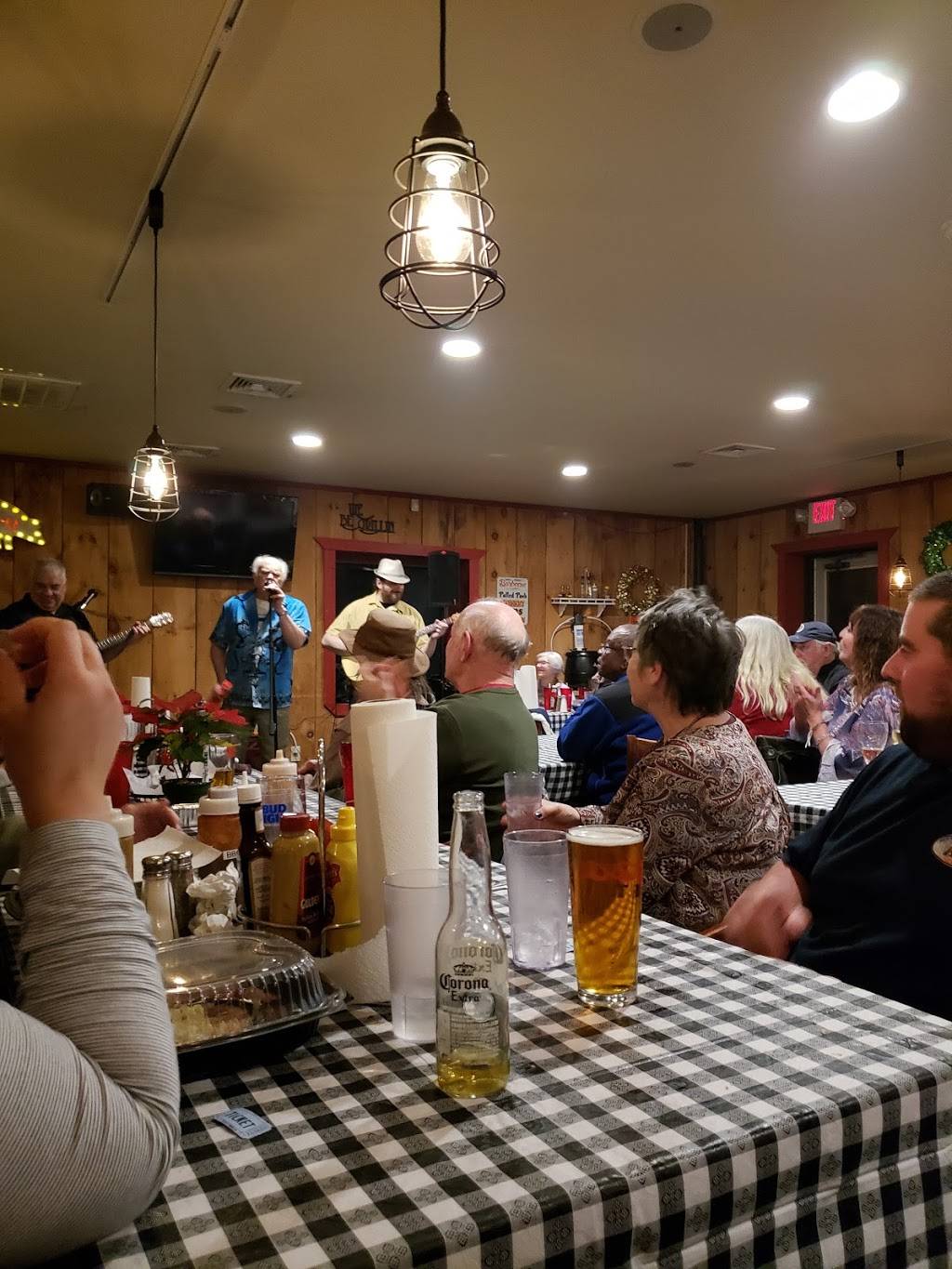 Hilltop BBQ | restaurant | 12 Rae Palmer Rd, Moodus, CT 06469, USA | 8608731234 OR +1 860-873-1234