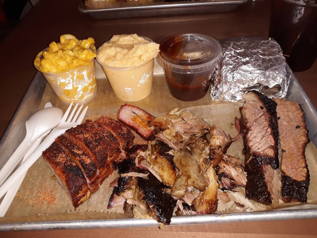 Heavens Table BBQ | restaurant | 2238 N Farwell Ave, Milwaukee, WI 53202, USA | 4147327109 OR +1 414-732-7109