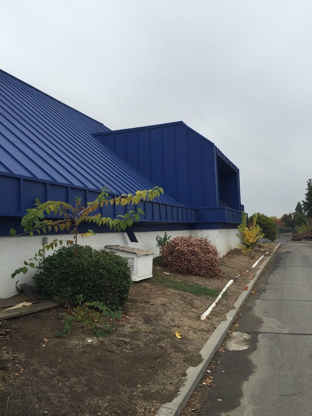 Smugglers Restaurant | night club | 3787 N Blackstone Ave, Fresno, CA 93726, USA | 5599169034 OR +1 559-916-9034