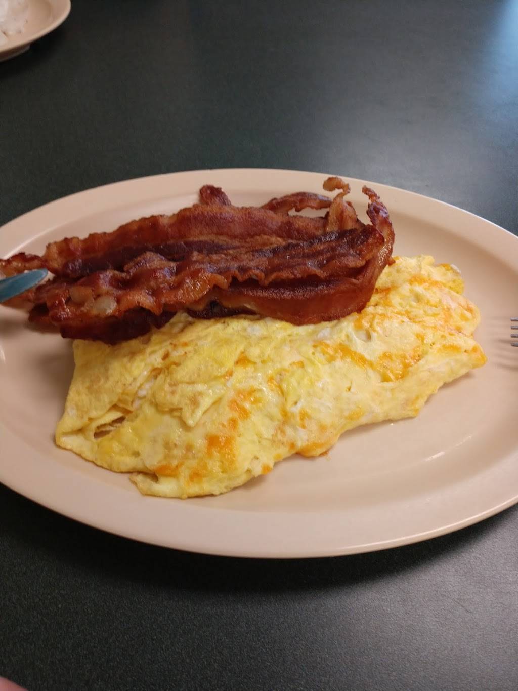 Frank & Shirleys | restaurant | 24811 NC-33, Aurora, NC 27806, USA | 2523225022 OR +1 252-322-5022