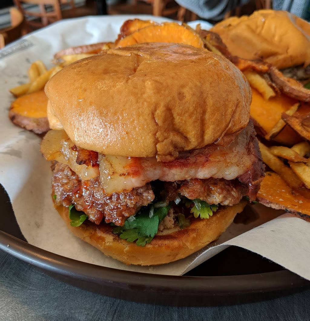 Market Burger Fries & Shakes | restaurant | 145 W Main St, Purcellville, VA 20132, USA | 5407511145 OR +1 540-751-1145