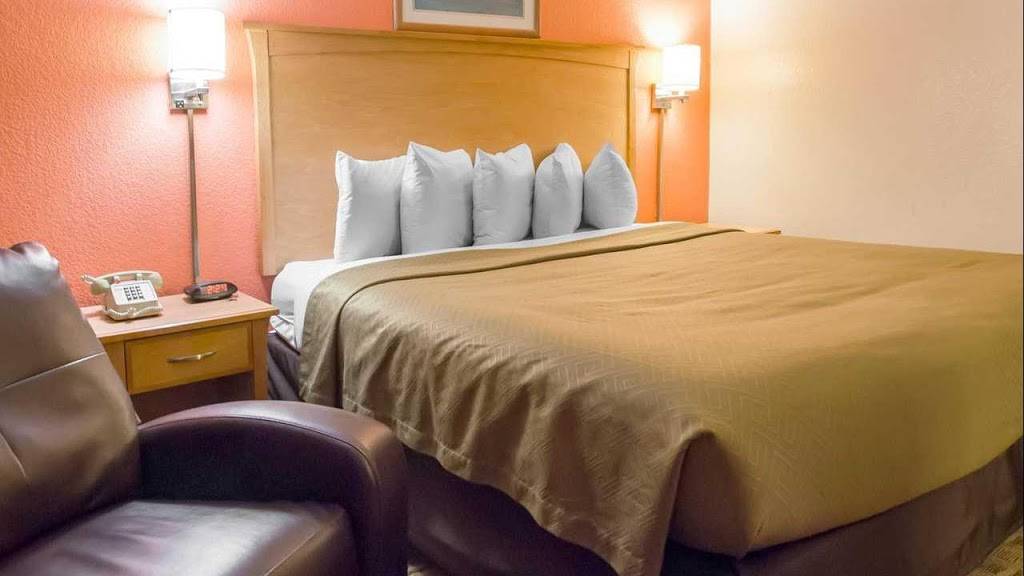 Econo Lodge Kansas City Downtown North | restaurant | 2232 Taney St, Kansas City, MO 64116, USA | 8164216000 OR +1 816-421-6000