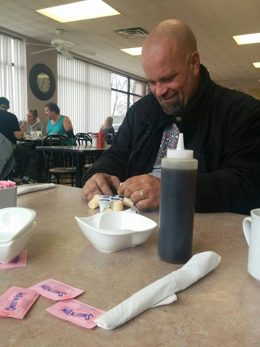 Bridgettes Family Restaurant | restaurant | Oshawa, ON L1H 3L9, Canada | 9054325434 OR +1 905-432-5434