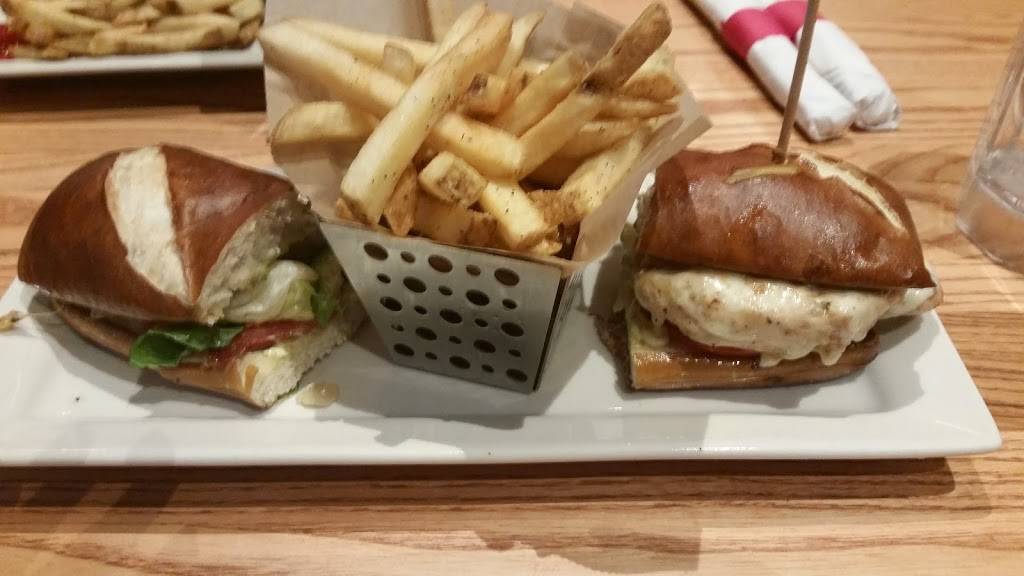 Chilis Grill & Bar | restaurant | 2890 New Center Point, Colorado Springs, CO 80922, USA | 7196386200 OR +1 719-638-6200