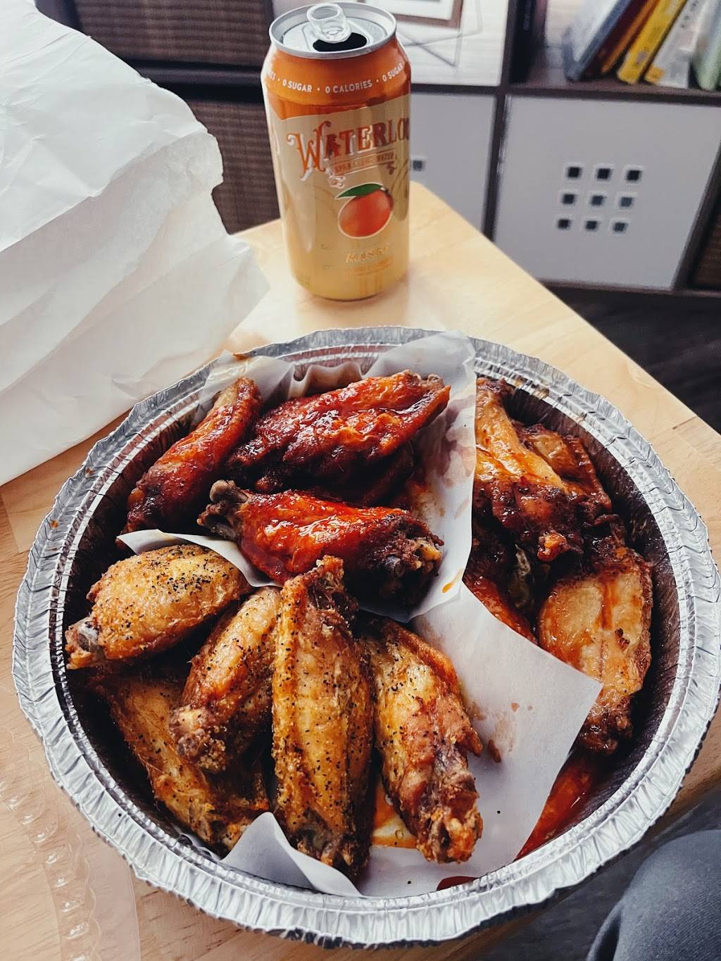 Wings of Houston Heights | restaurant | 2617 Yale St, Houston, TX 77008, USA | 7136228646 OR +1 713-622-8646