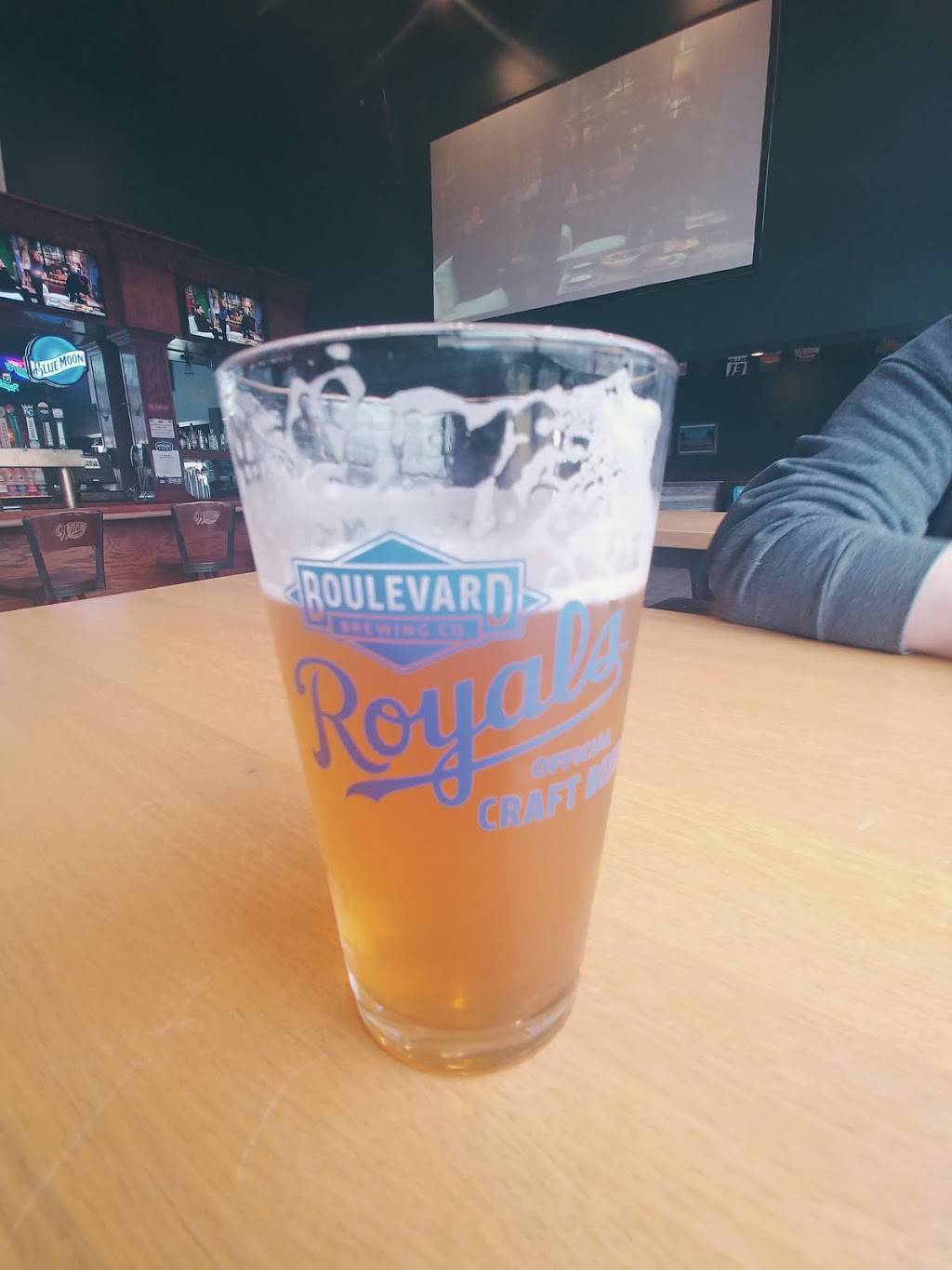 Willies Pub & Pool | restaurant | 1109 E Broadway, Columbia, MO 65201, USA | 5735541485 OR +1 573-554-1485