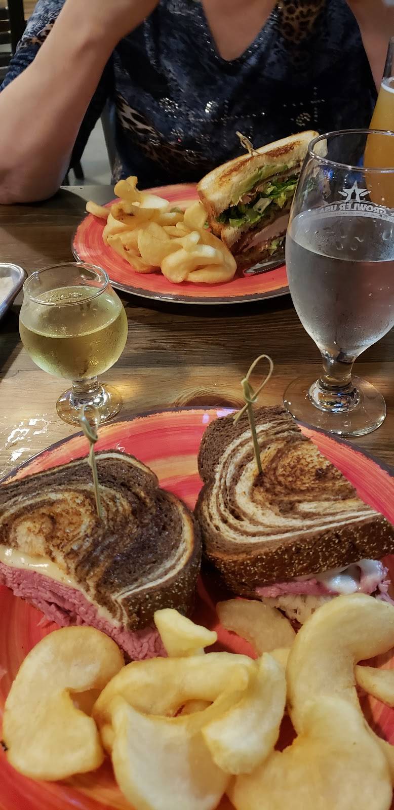 Growler USA - Orlando West | restaurant | 2507 S Hwy 27, Clermont, FL 34711, USA | 3529885795 OR +1 352-988-5795
